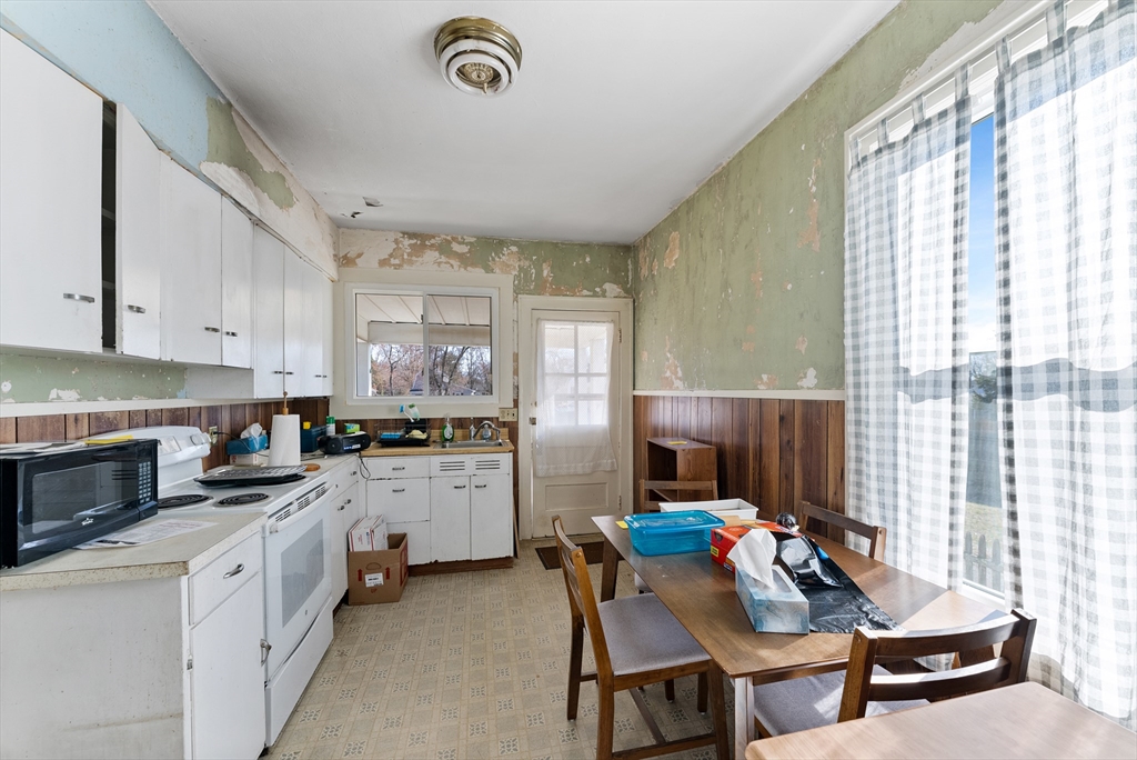 33 Taber Street Springfield, MA 01118 - Photo 5 of 36