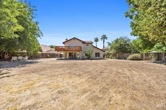 a view of backyard space