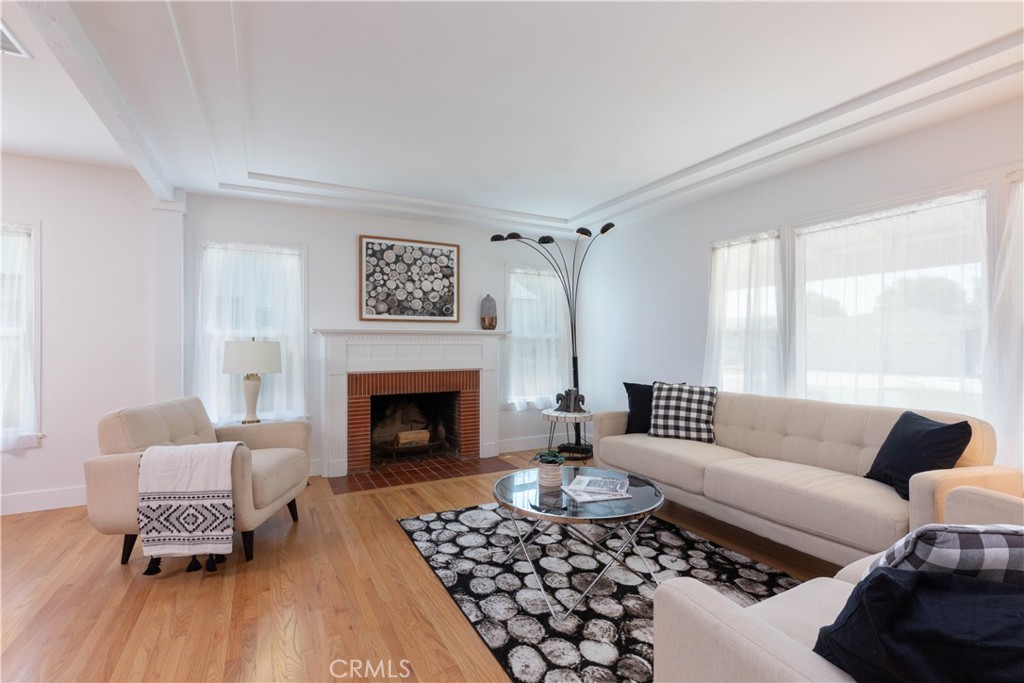 4907 East Arbor Road Long Beach, CA 90808 - Photo 7 of 47 Lots of natural light, tray ceilings.