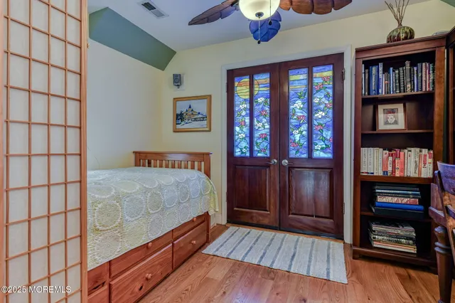 a city street filled with lots of traffic and parked cars