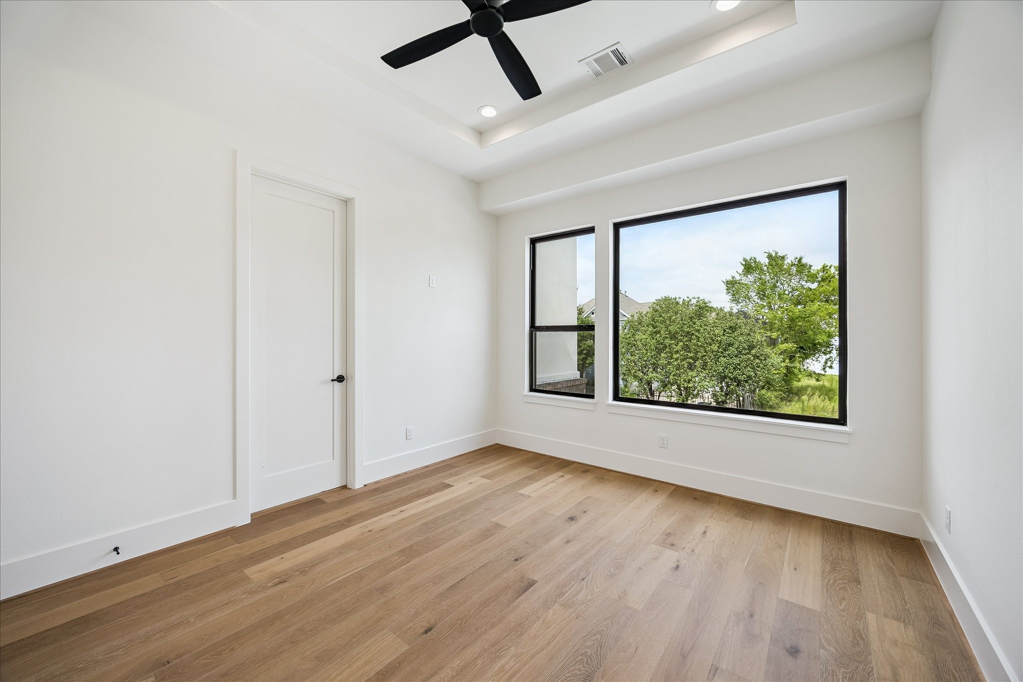 335 Harvard Street Houston, TX 77007 - Photo 24 of 35 Bedroom #4 - has a tray ceiling, ceiling fan and a walk-in closet.
