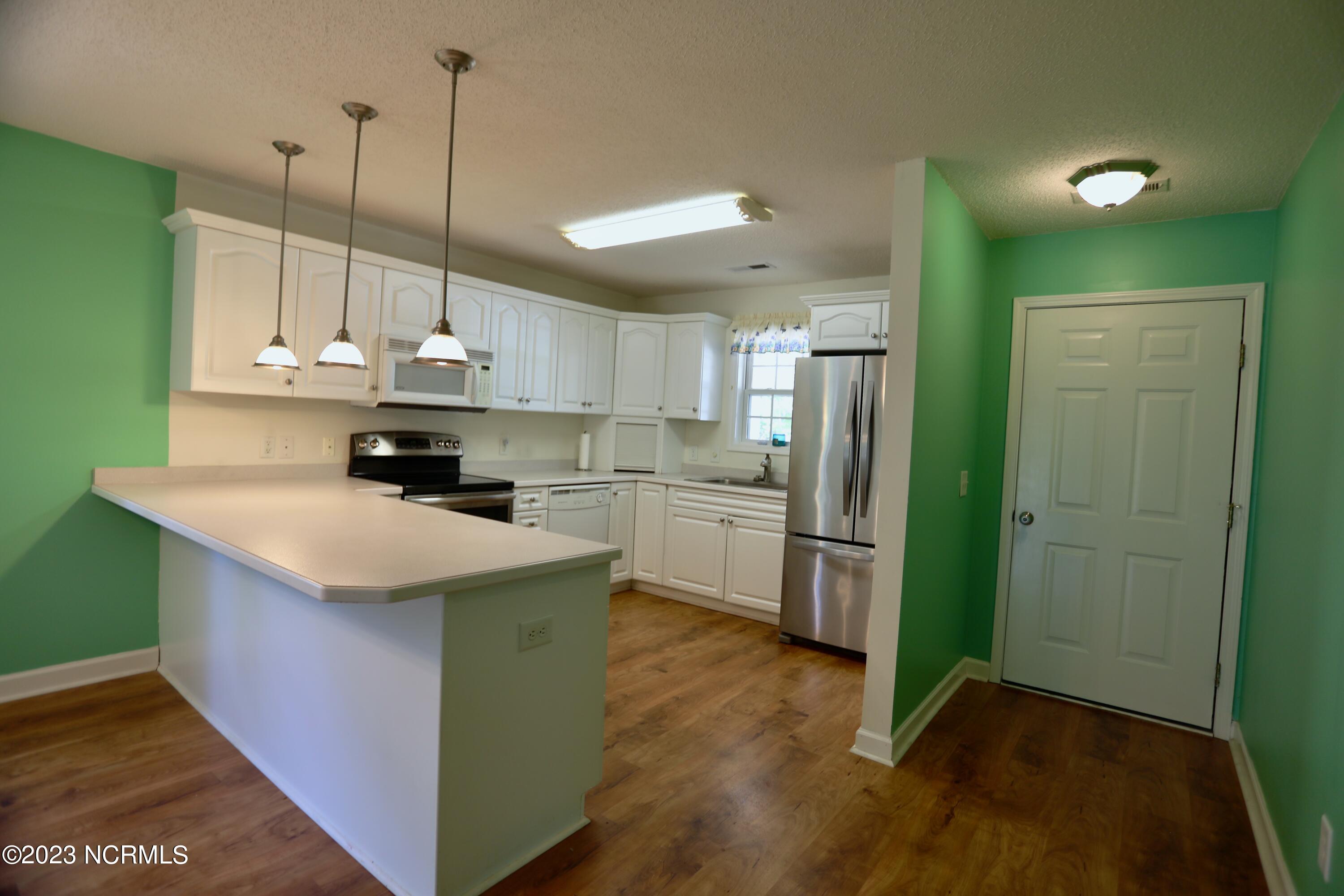 545 Pinehurst Trace Drive Pinehurst, NC 28374 - Photo 5 of 32 Kitchen with Breakfast Bar