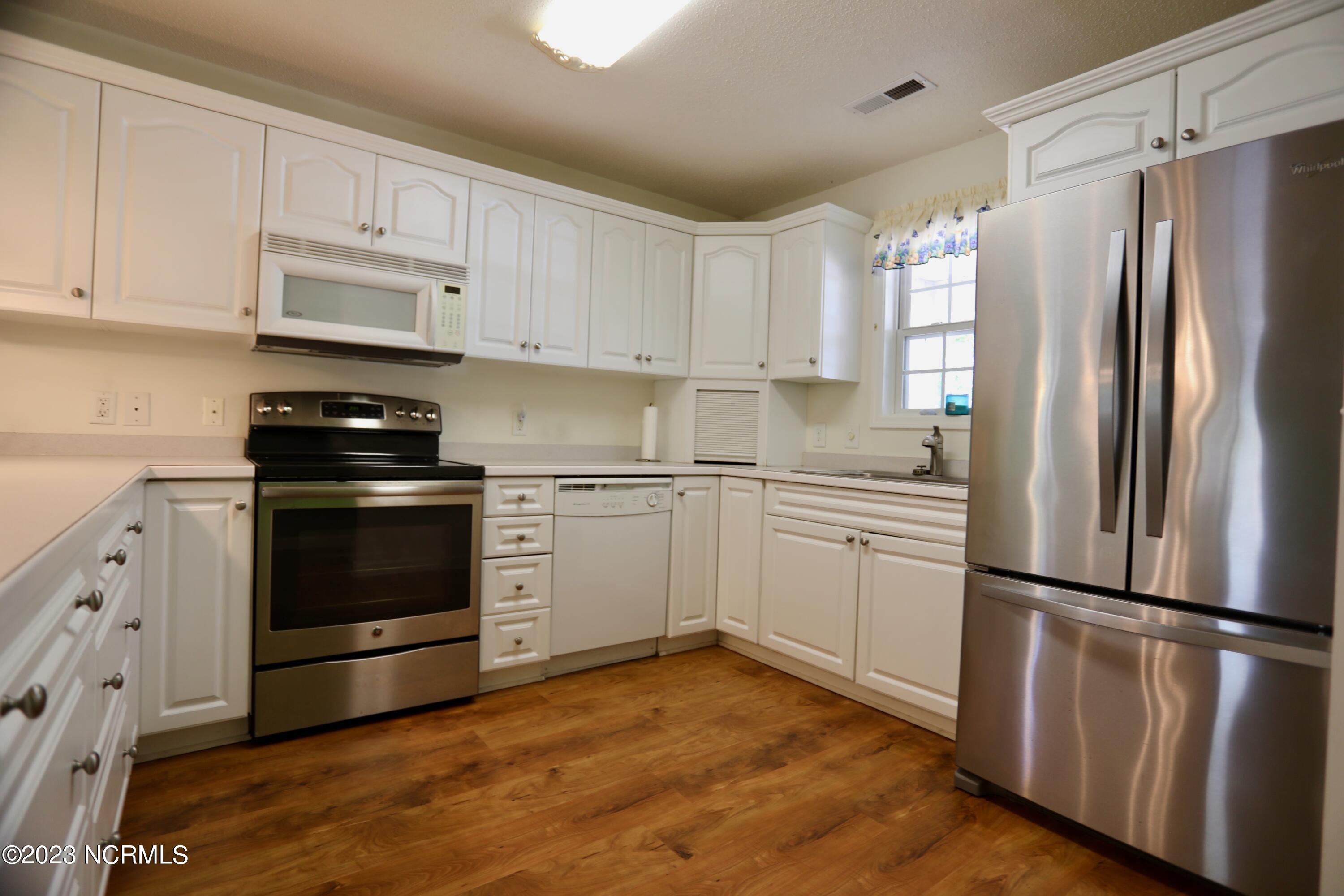 545 Pinehurst Trace Drive Pinehurst, NC 28374 - Photo 6 of 32 Stainless Steel Finished Appliances