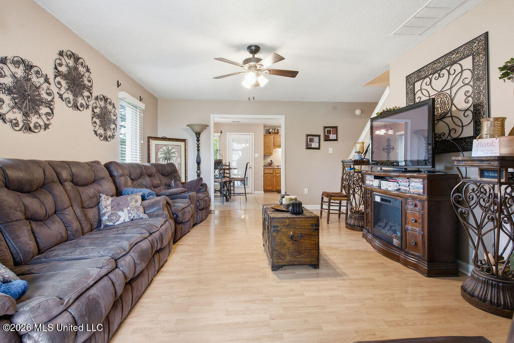 10739 Ridgefield Drive Olive Branch, MS 38654 - Photo 4 of 24 DSC09427