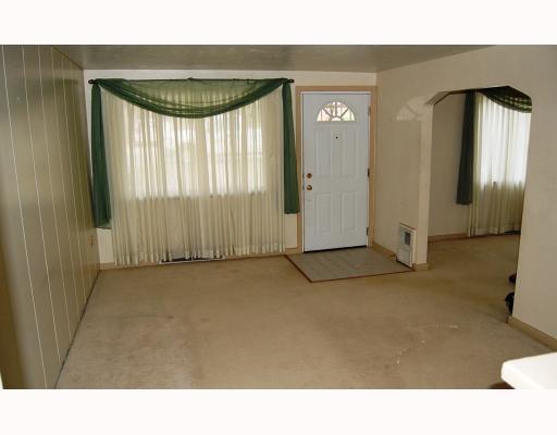 2339 Rose Garden Road Pittsburgh, PA 15220 - Photo 3 of 13 Living Room.