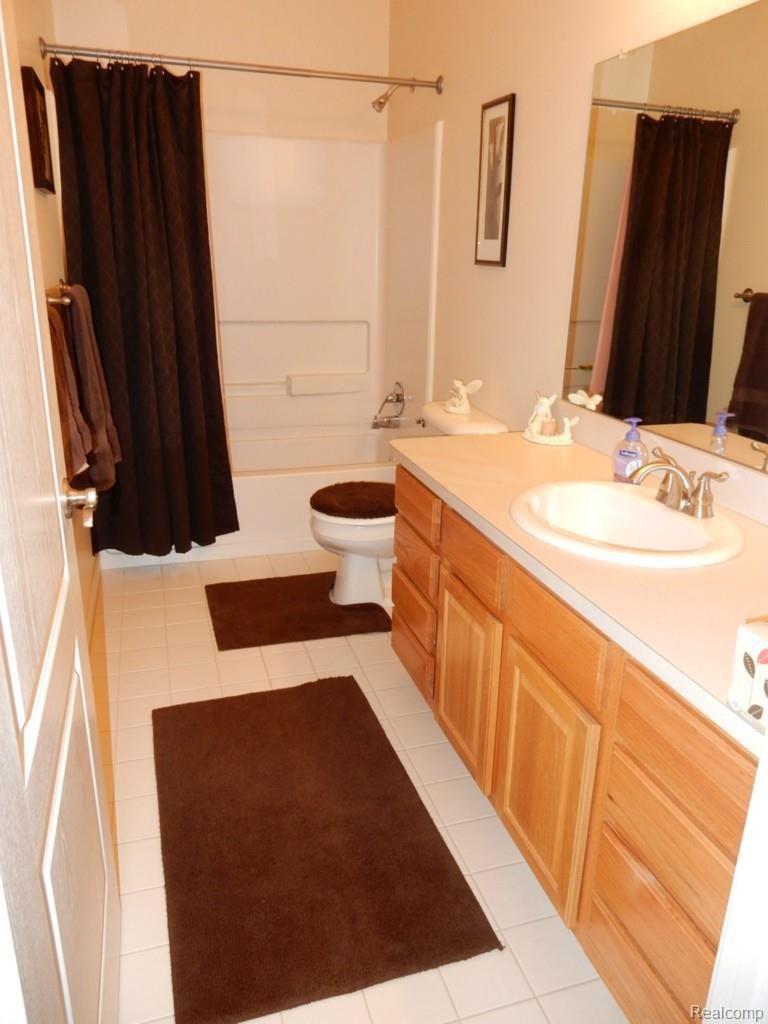 29223 Ridge Court Warren, MI 48092 - Photo 17 of 30 3 Main Bath.jpg