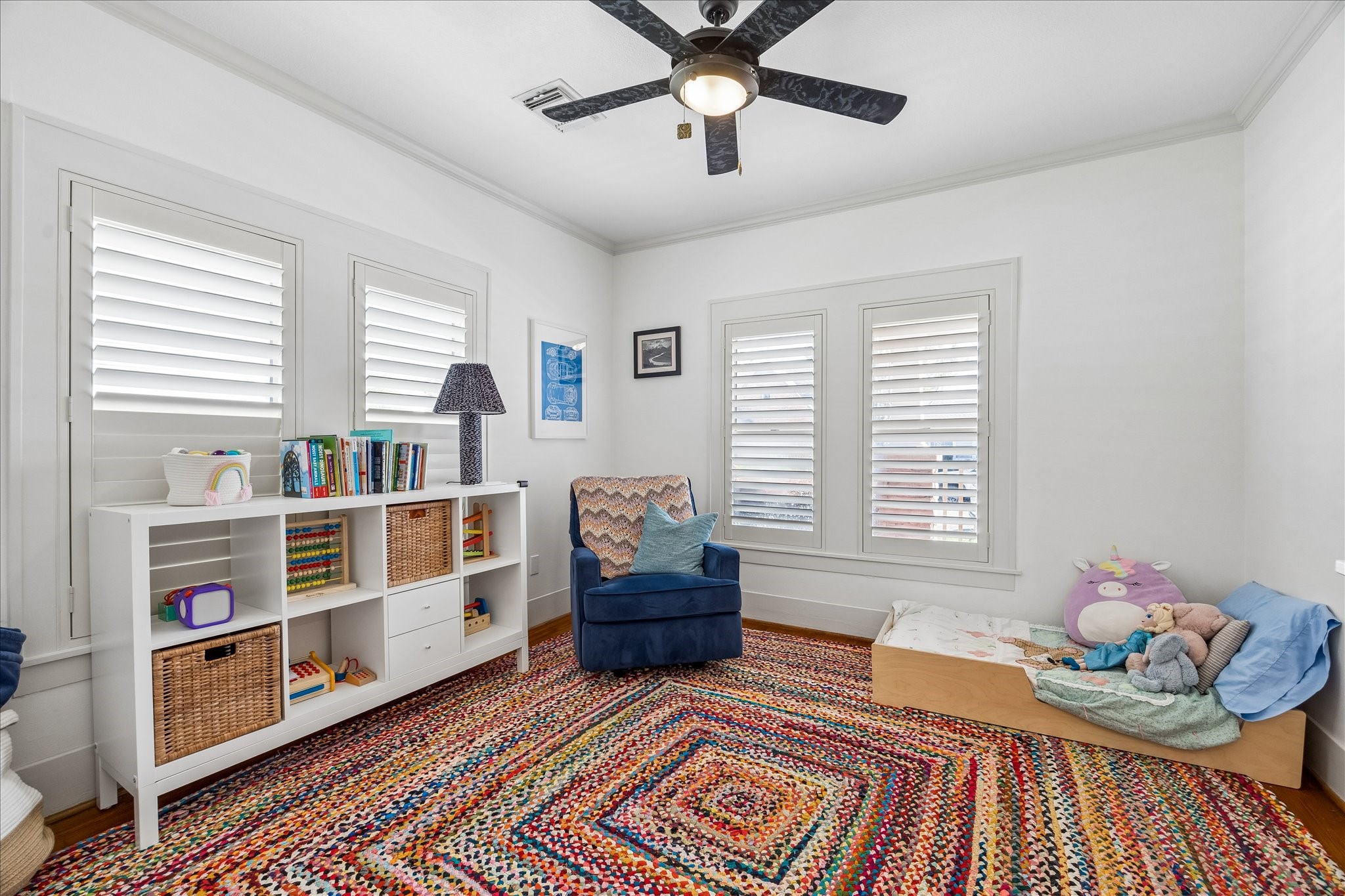 919 Key Street Houston, TX 77009 - Photo 21 of 39 A well-proportioned secondary bedroom offering flexibility and comfort, complemented by clean lines and a timeless, versatile design.