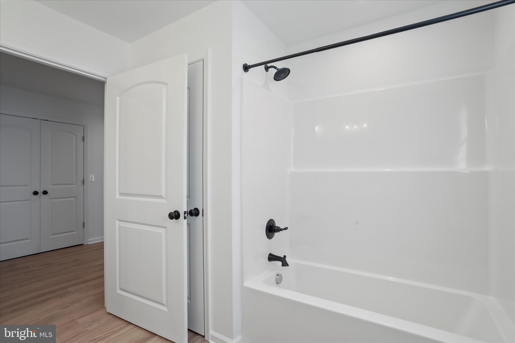 118 Windsor Knit Road Edinburg, VA 22824 - Photo 25 of 34 a bathroom with a bathtub