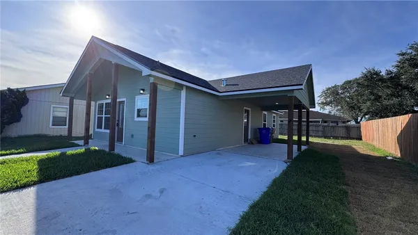 a view of a house with backyard and porch