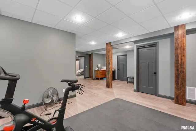 a view of a garage with the back of white building