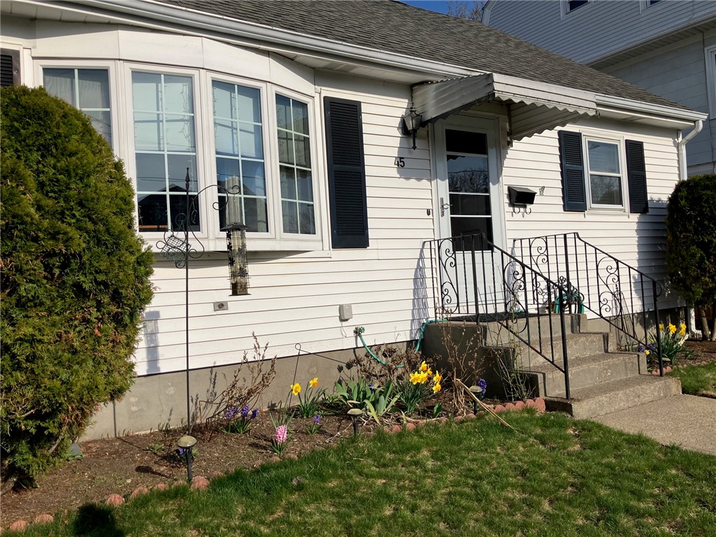 45 Perrin Avenue Pawtucket, RI 02861 - Photo 3 of 33 Pretty home