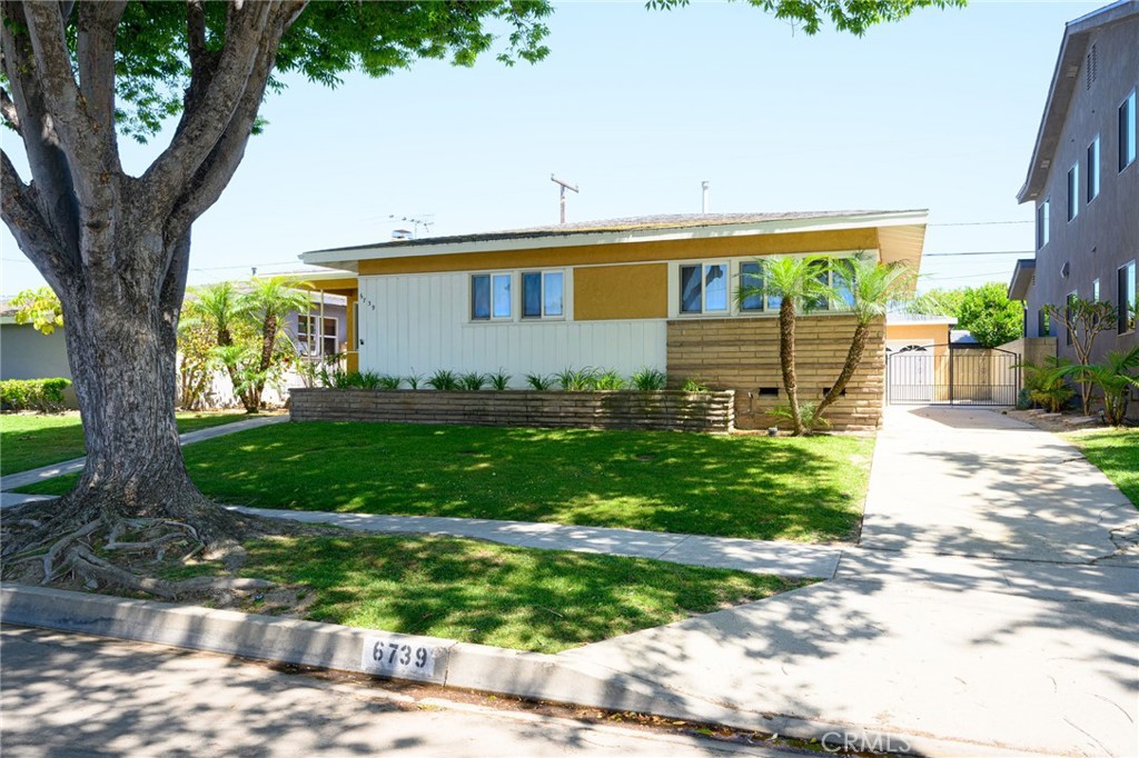 6739 East El Salvador St