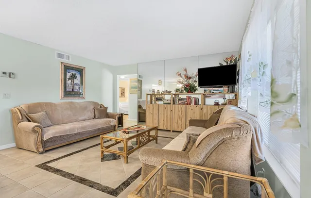 $1,400 | 103 Lake Pine Circle, Unit D1, Greenacres, FL 33463