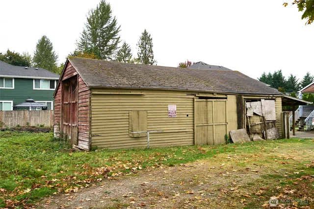 a view of a house with a backyard
