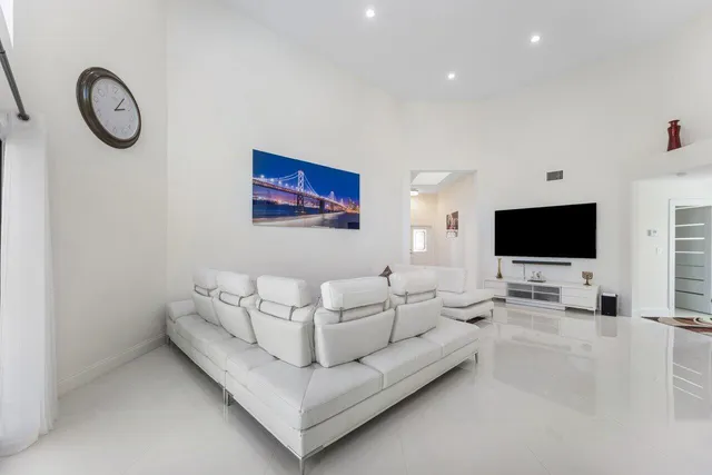 $1,300,000 | 23419 Mirabella Circle South, Boca Raton, FL 33433