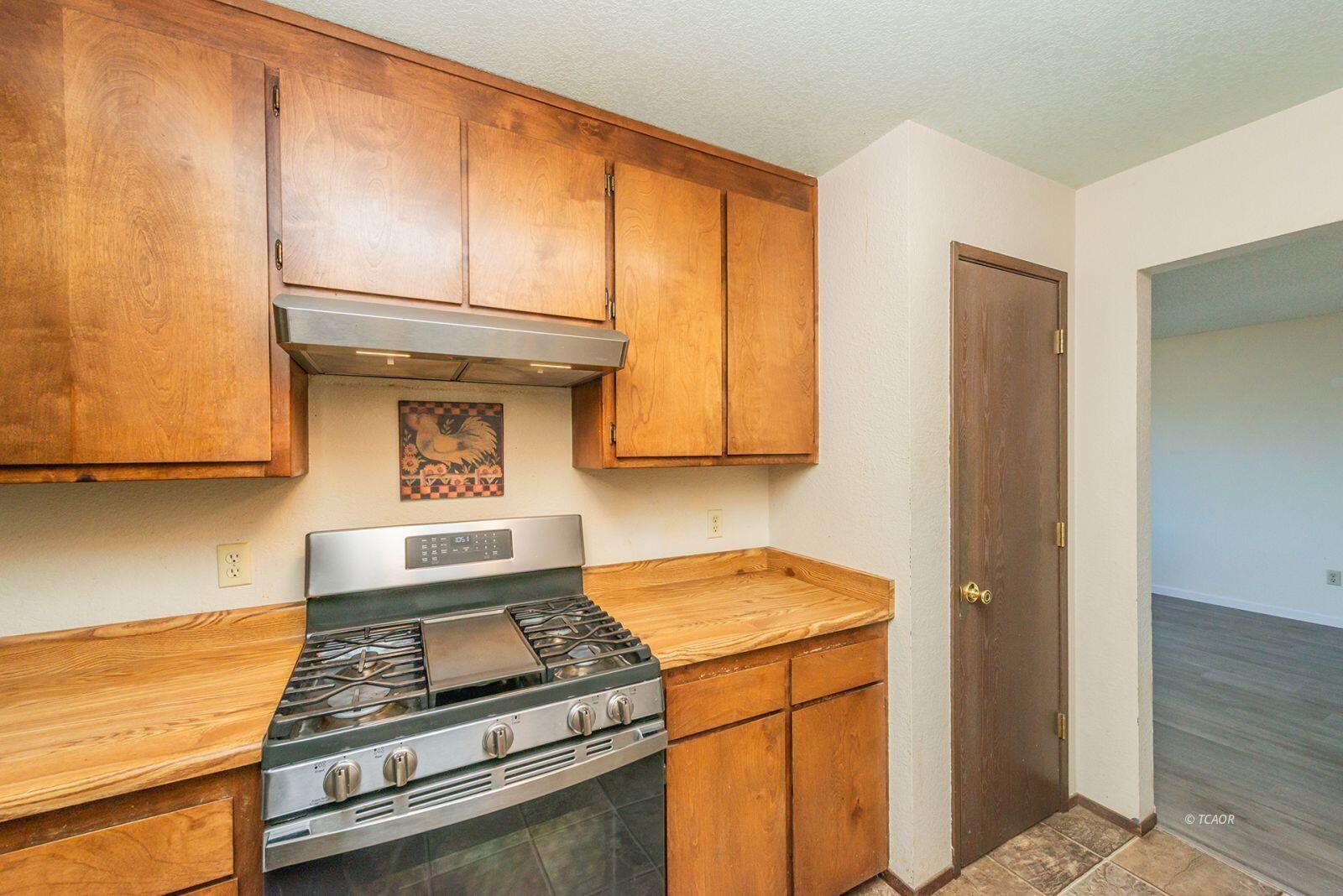 10 2nd Avenue Lewiston, CA 96052 - Photo 18 of 41 a kitchen with a stove and a refrigerator