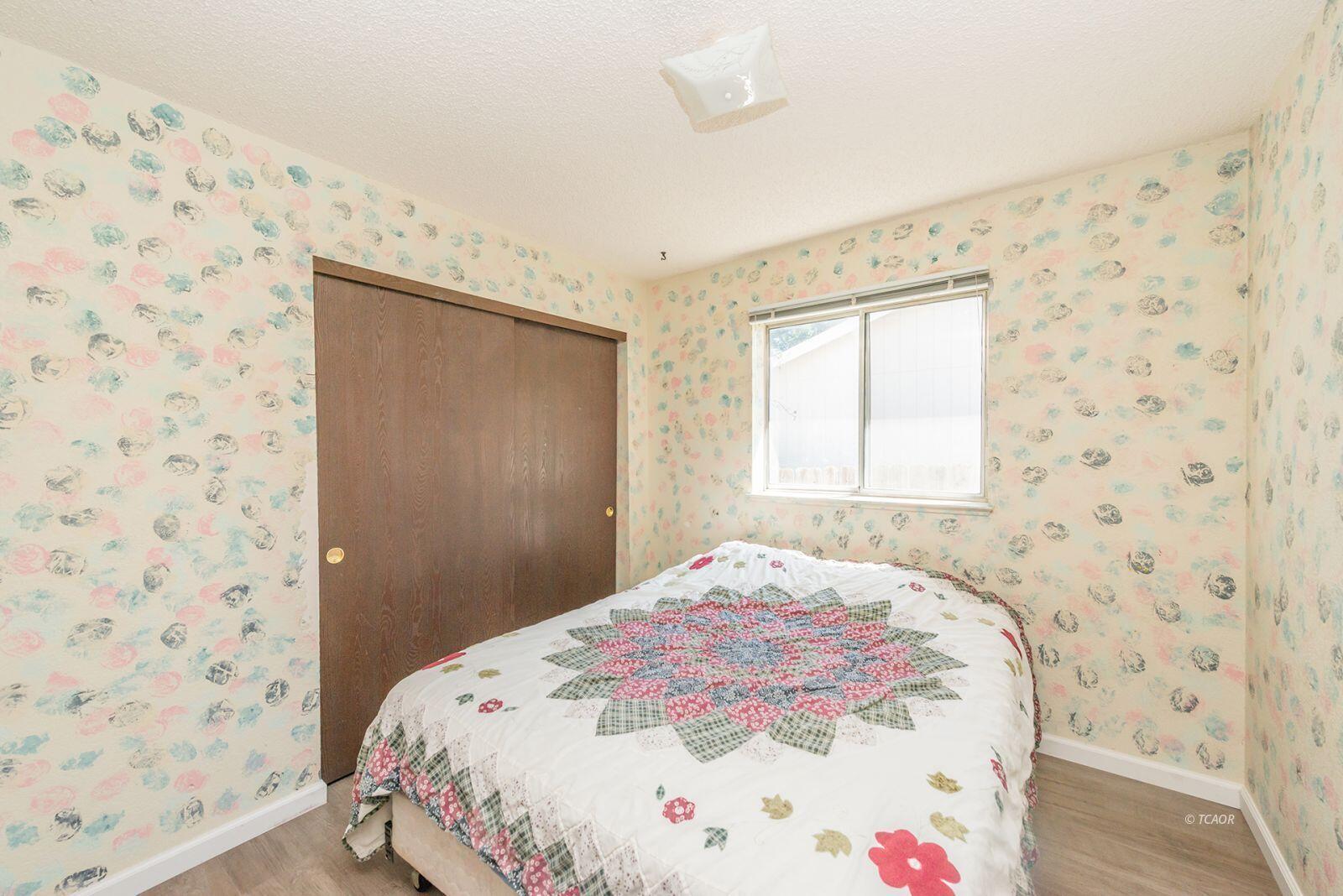 10 2nd Avenue Lewiston, CA 96052 - Photo 21 of 41 a bedroom with a bed and a window