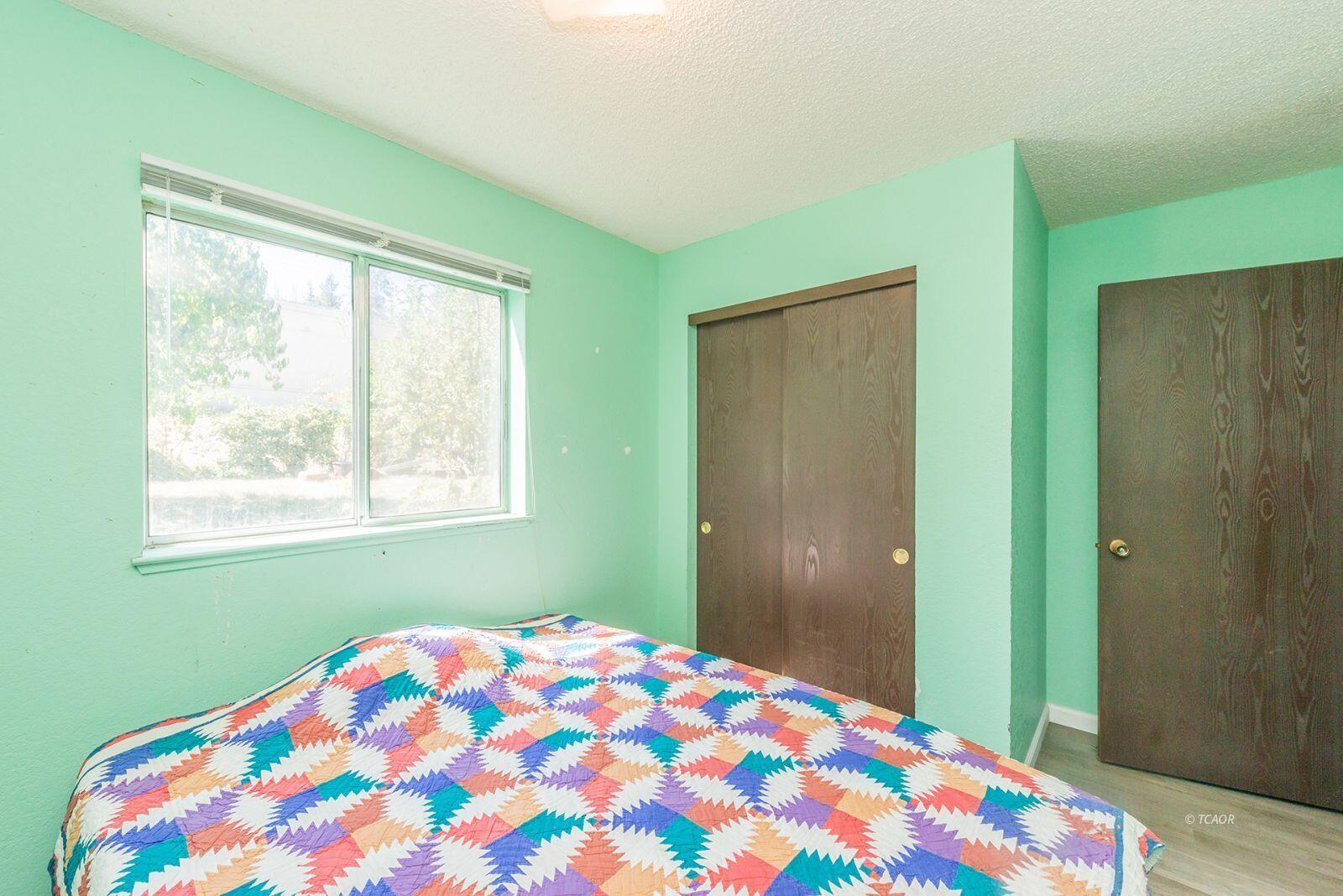 10 2nd Avenue Lewiston, CA 96052 - Photo 23 of 41 a bedroom with a bed and a window