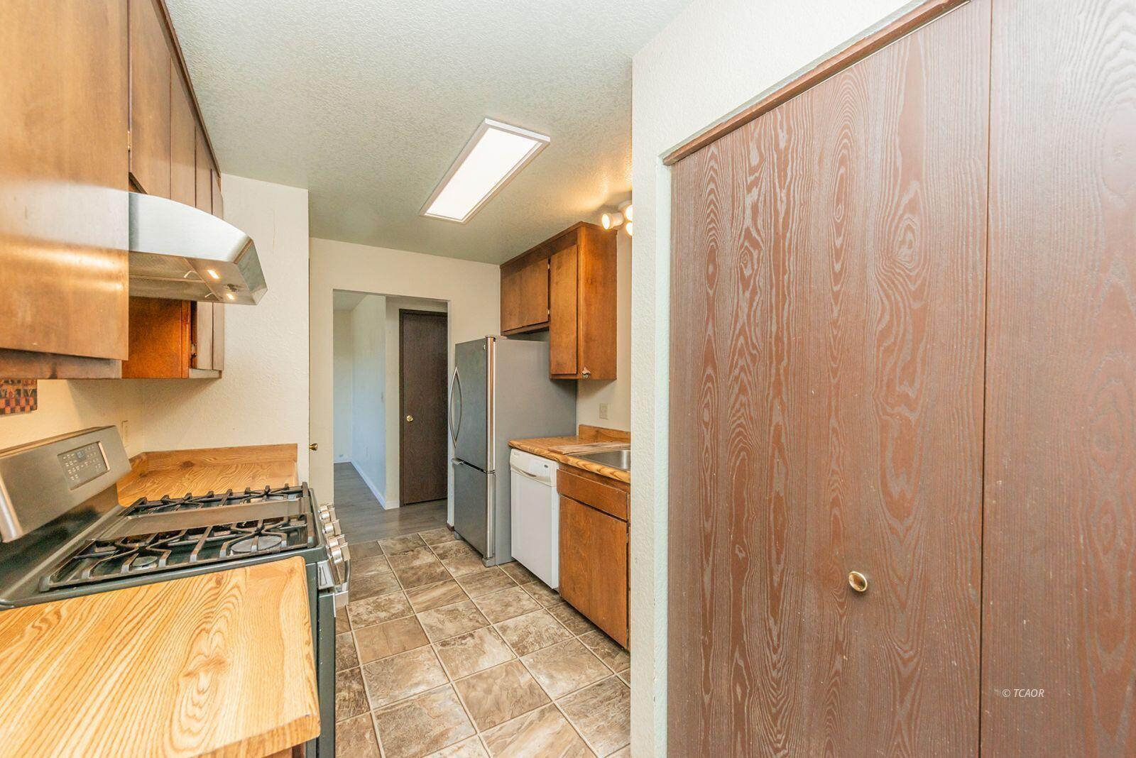 10 2nd Avenue Lewiston, CA 96052 - Photo 7 of 41 a kitchen with a refrigerator and a stove