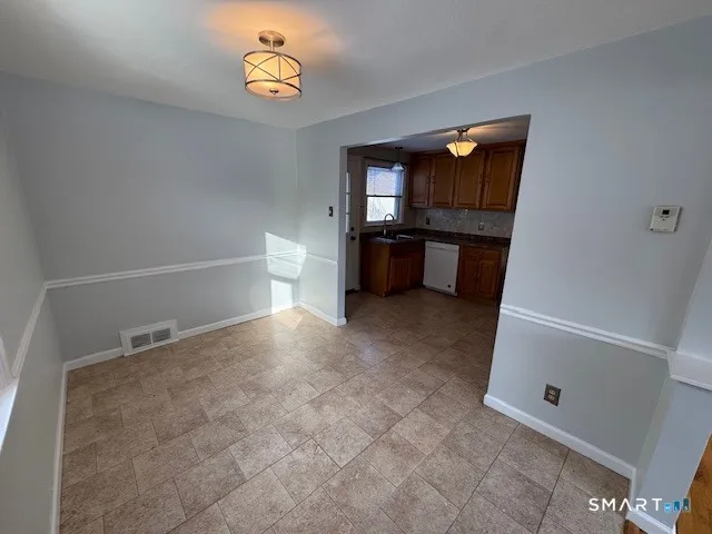 $2,400 | 147 Federal Street, West Hartford, CT 06110