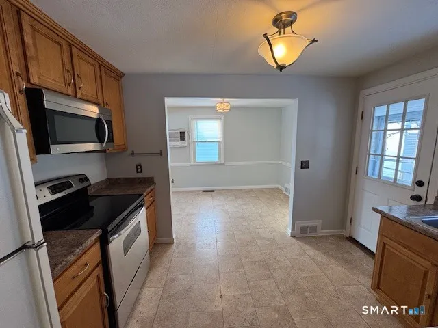 $2,400 | 147 Federal Street, West Hartford, CT 06110