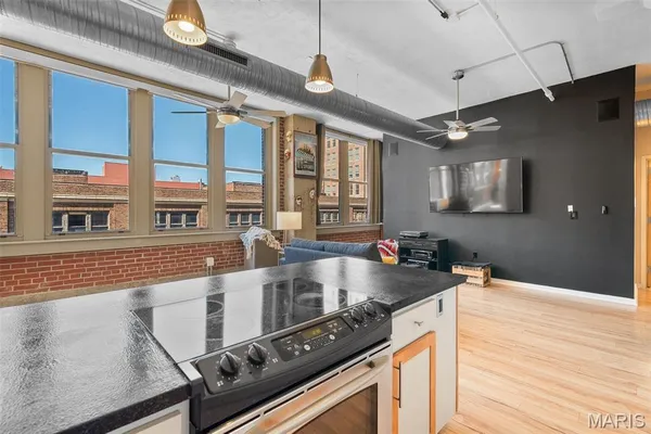 $189,900 | 1627 Locust Street, Unit 402, St. Louis, MO 63103