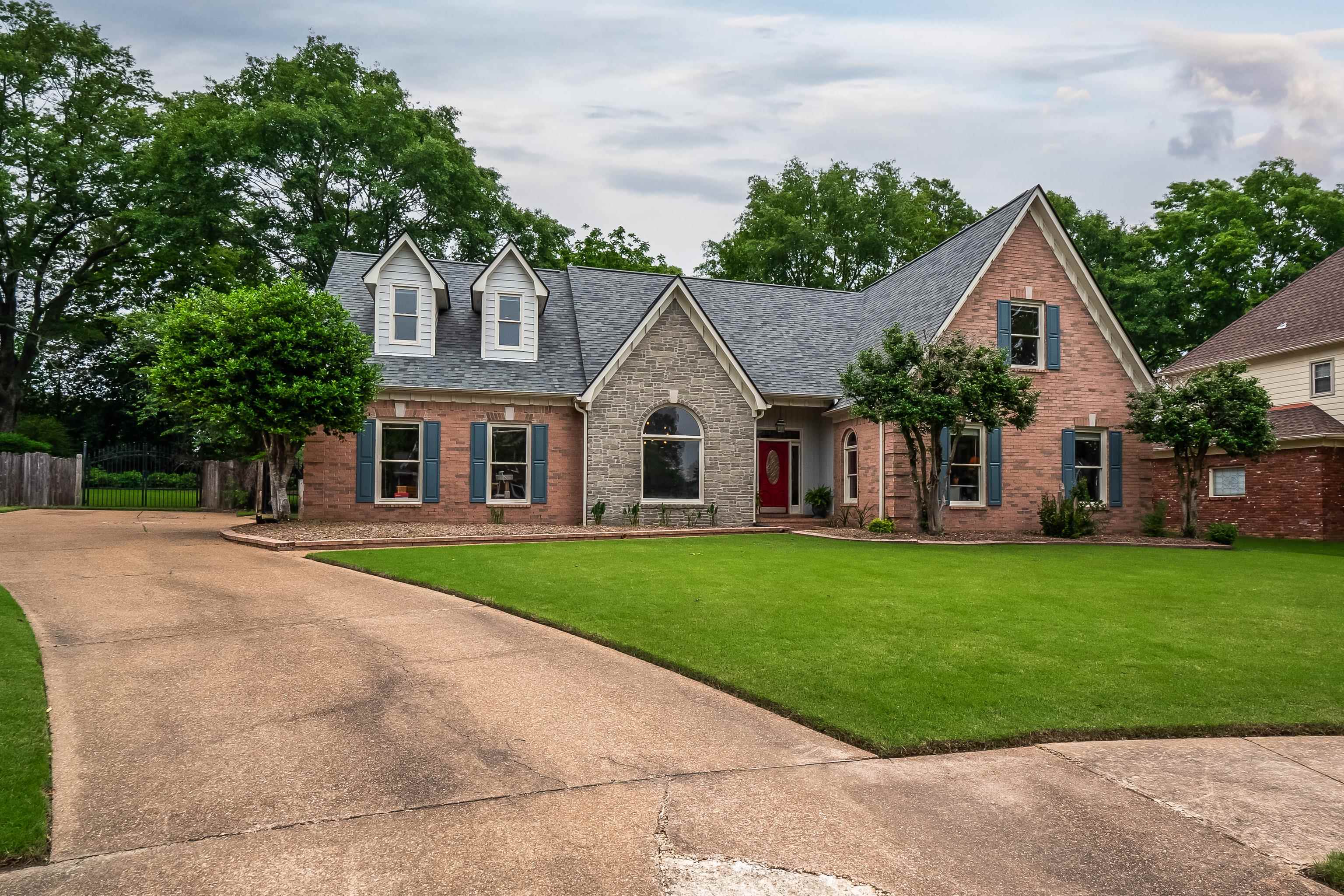 1050 Crosswinds Cove Collierville, TN 38017 - Photo 3 of 40 a front view of a house with a yard and garage