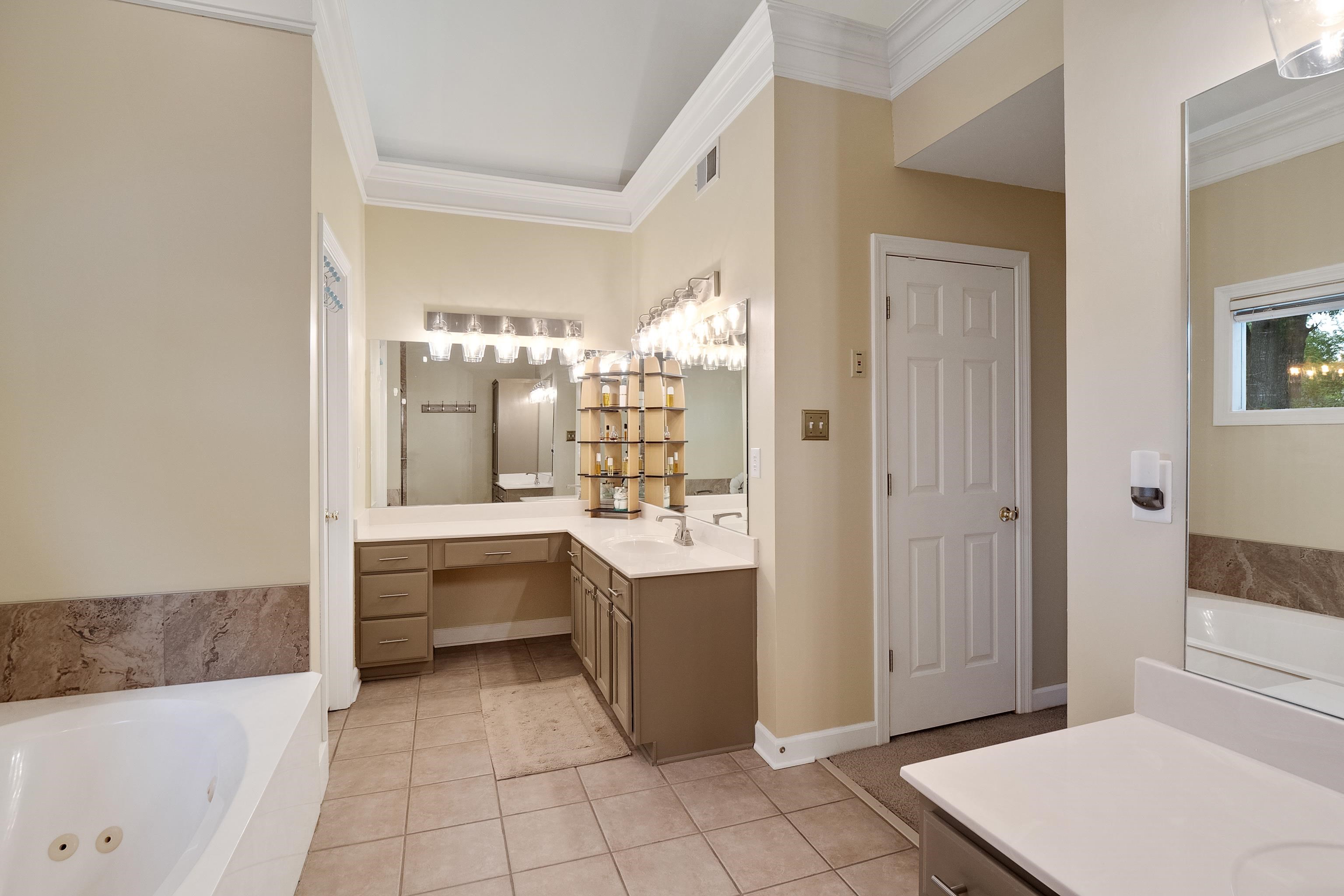 1050 Crosswinds Cove Collierville, TN 38017 - Photo 33 of 40 a room with mirror and furniture