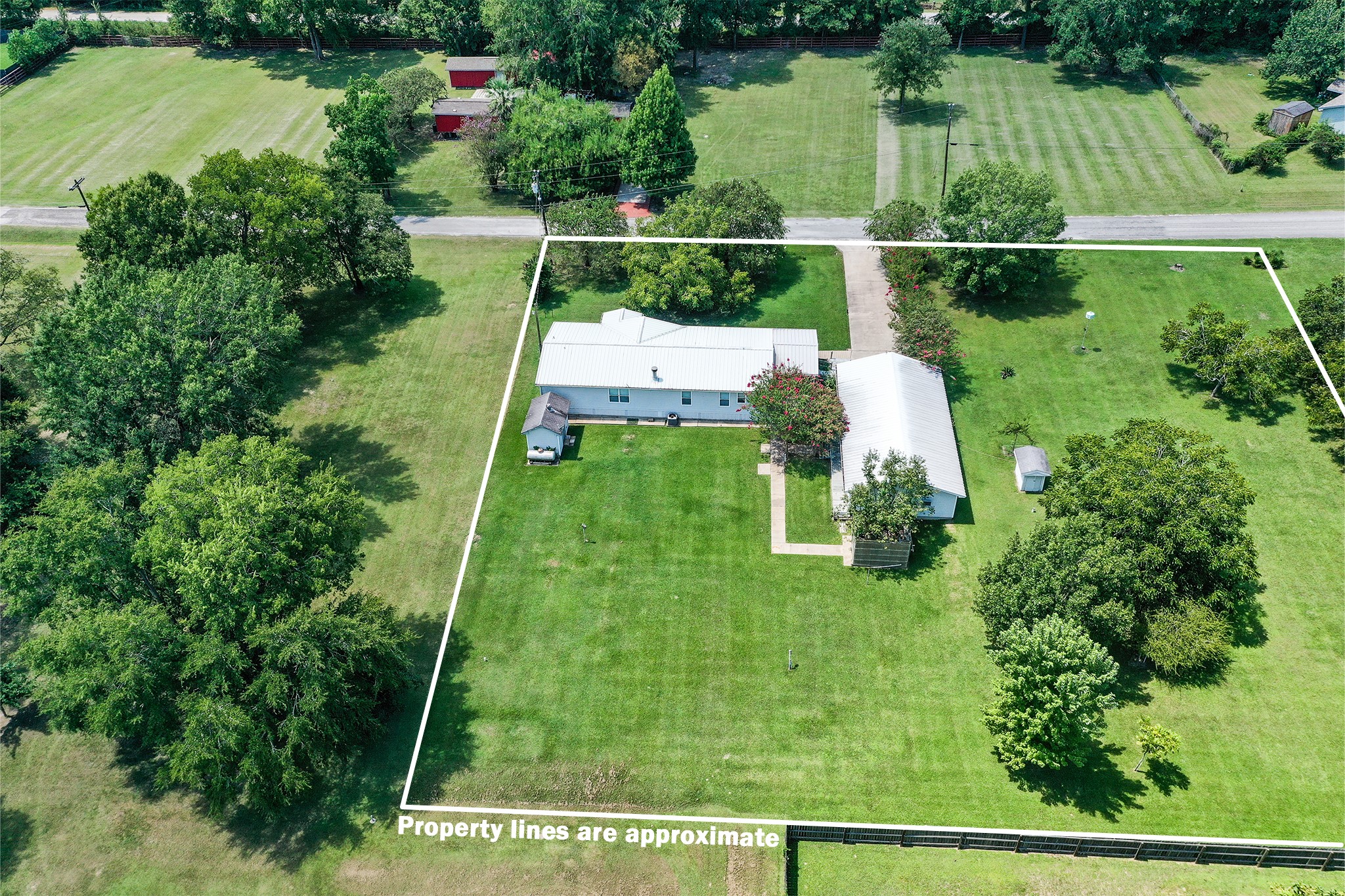 a view of yard with green space