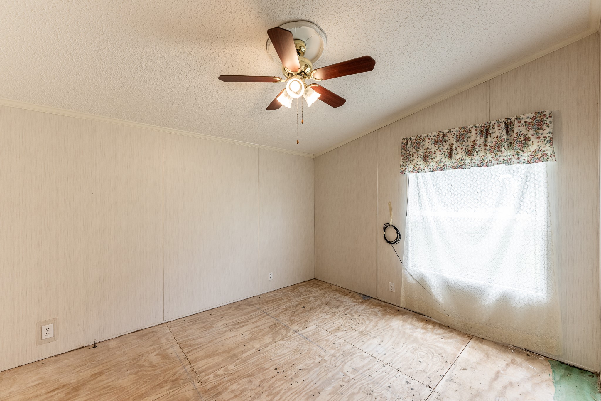 227 Cutter Drive Trinity, TX 75862 - Photo 21 of 39 a view of room with window and ceiling fan