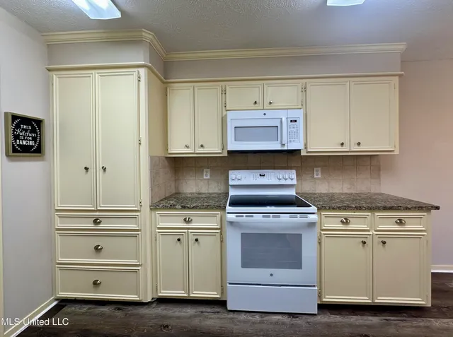 $208,000 | 351 Cascades Circle East, Clinton, MS 39056