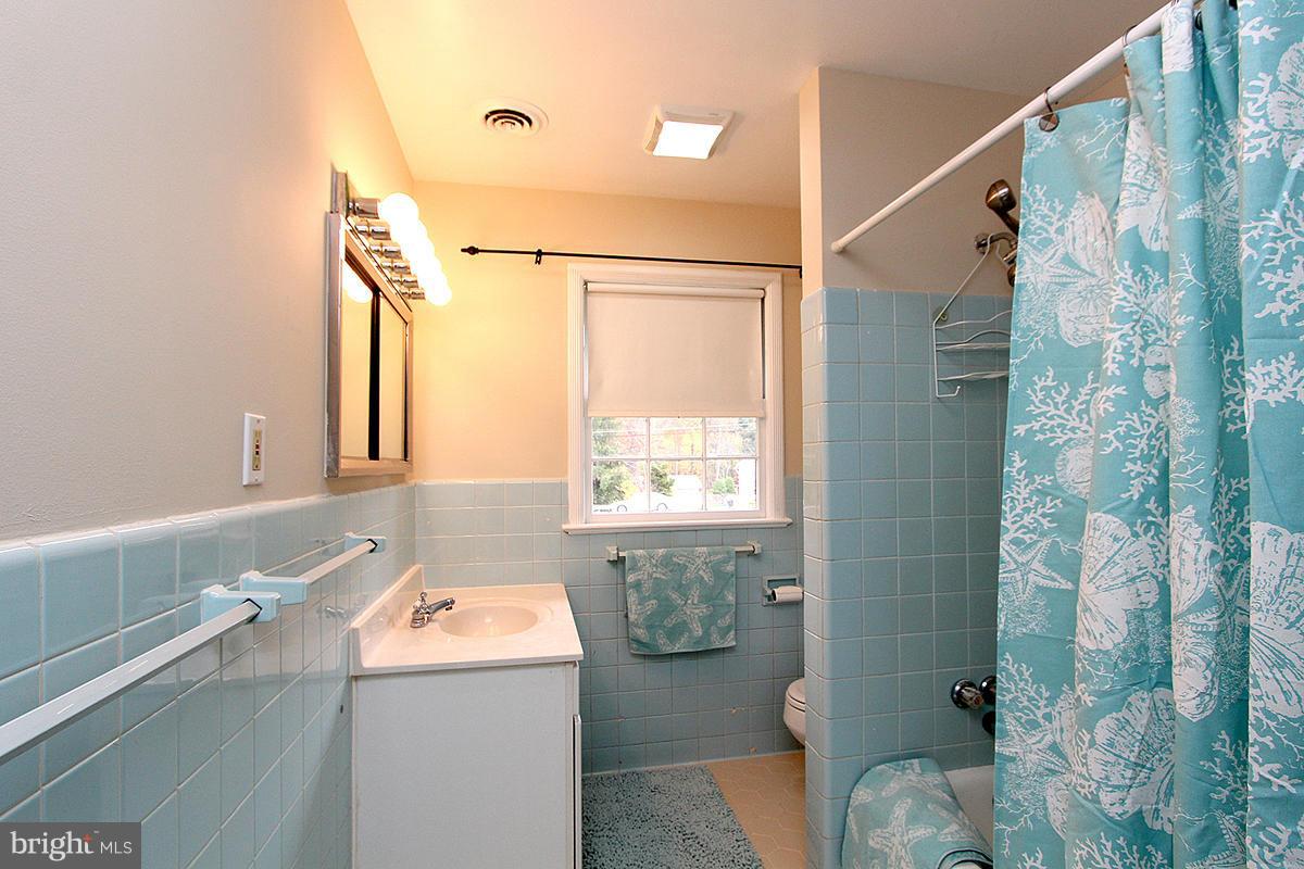 17216 Donora Road Silver Spring, MD 20905 - Photo 20 of 28 a bathroom with a sink a toilet and shower