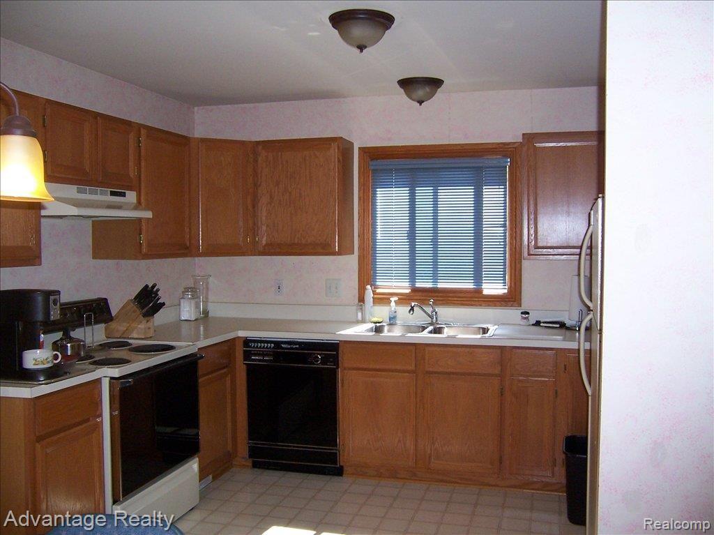 2224 Rochelle Park Drive Rochester, MI 48309 - Photo 6 of 11 2224 Pictures 017.jpg