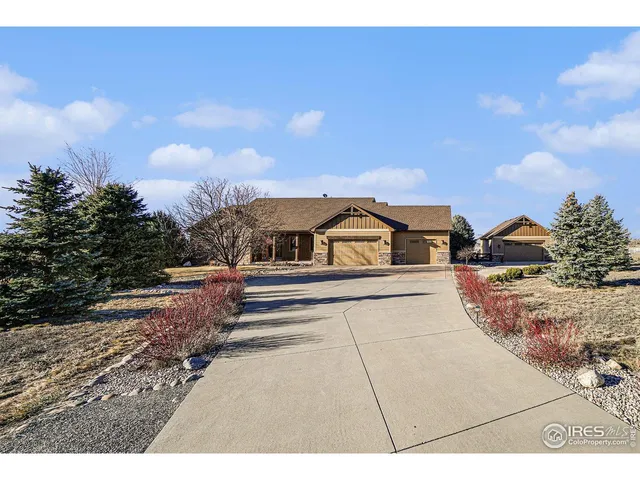 a view of a tennis court
