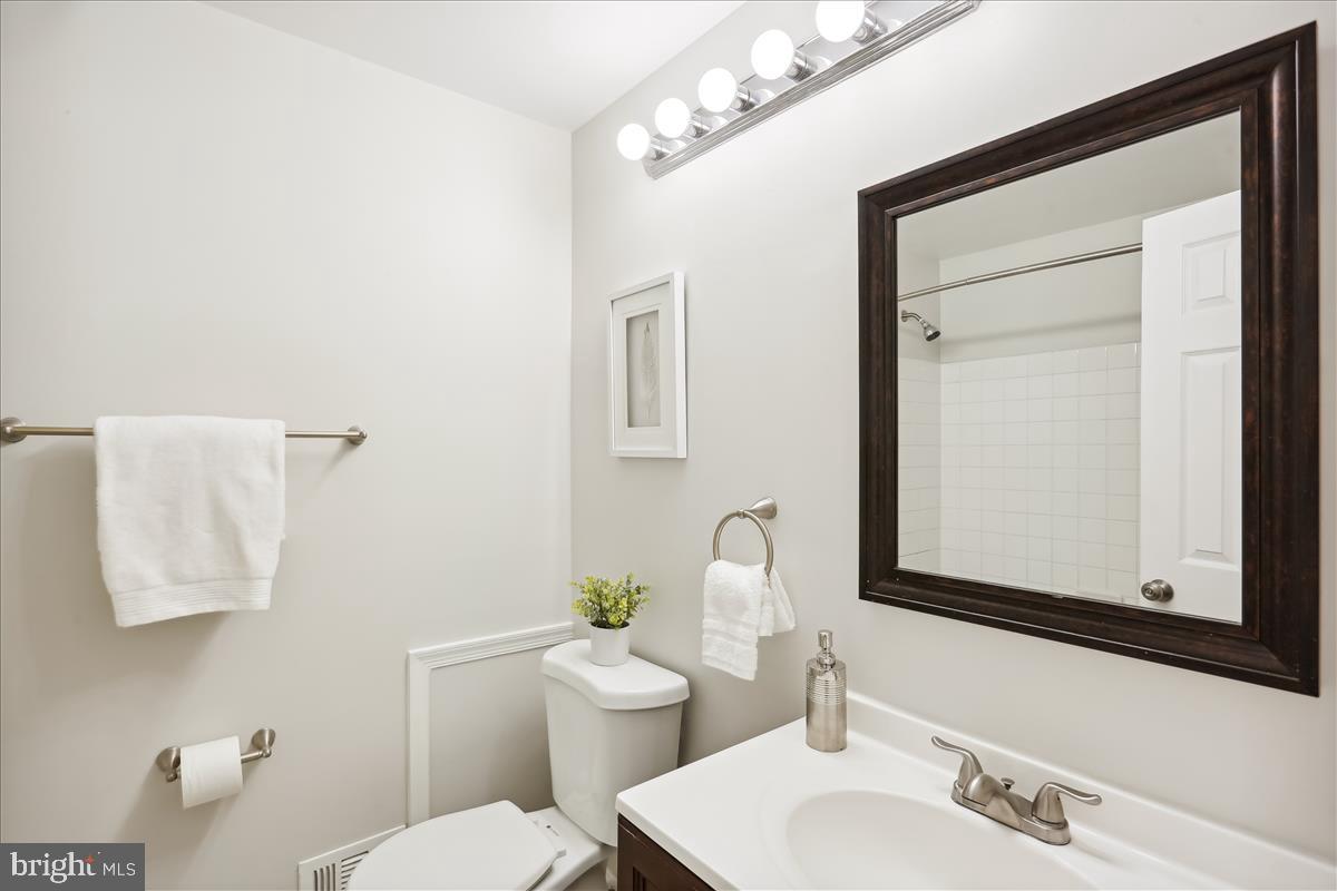 5 London Bridge Court Silver Spring, MD 20906 - Photo 31 of 65 Full Bathroom in Upper Level