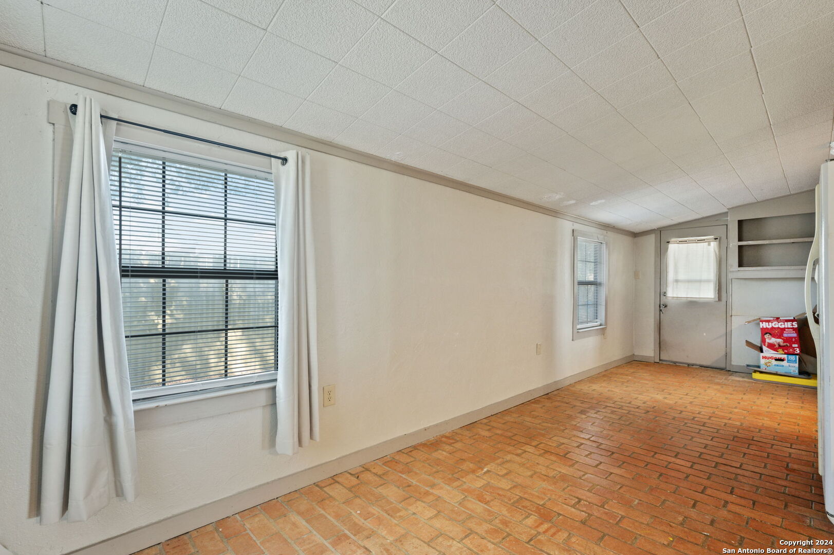 795 Highway 16 Jourdanton, TX 78026 - Photo 13 of 25 an empty room with windows