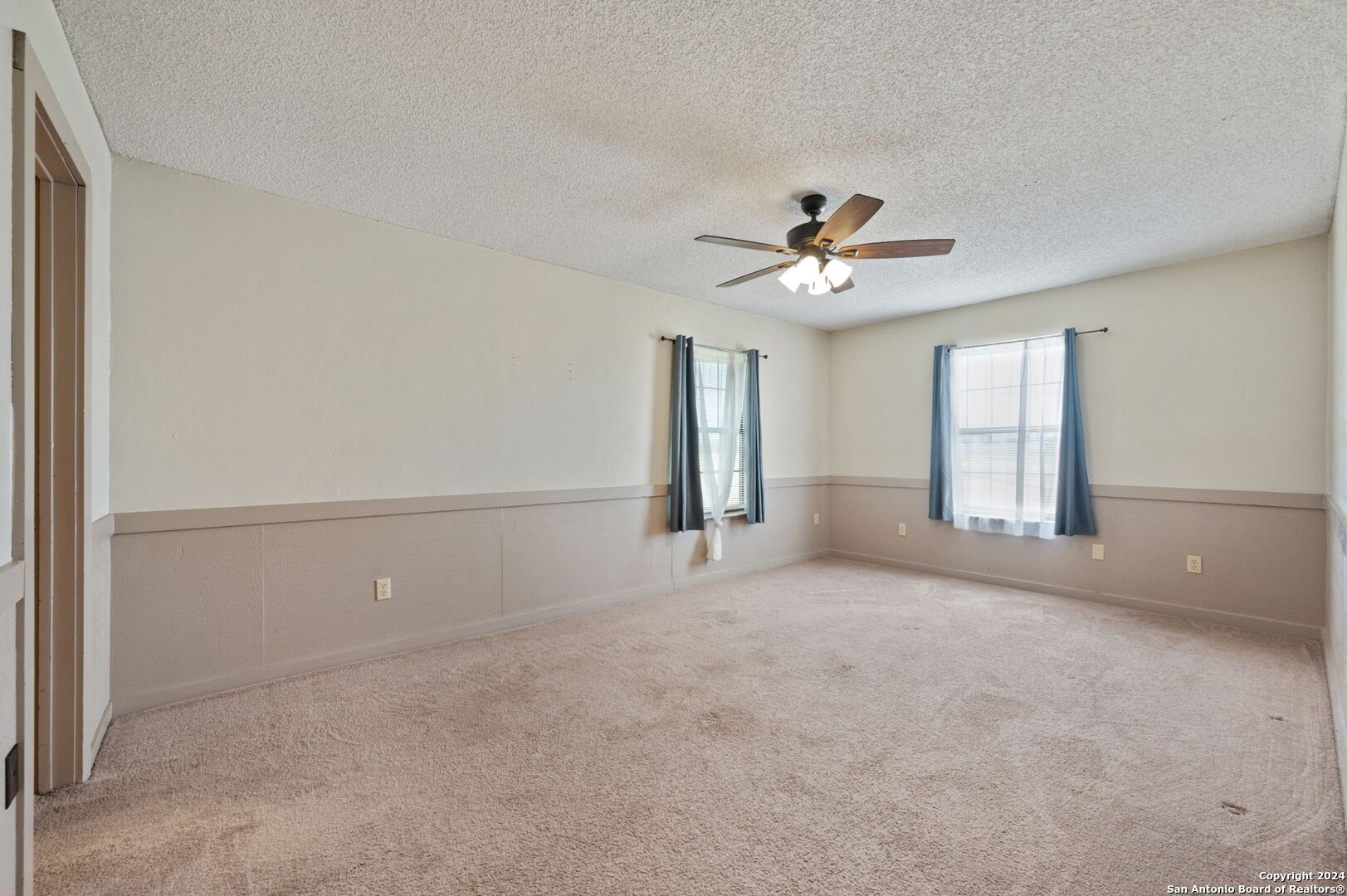 795 Highway 16 Jourdanton, TX 78026 - Photo 20 of 25 a view of an empty room with a window
