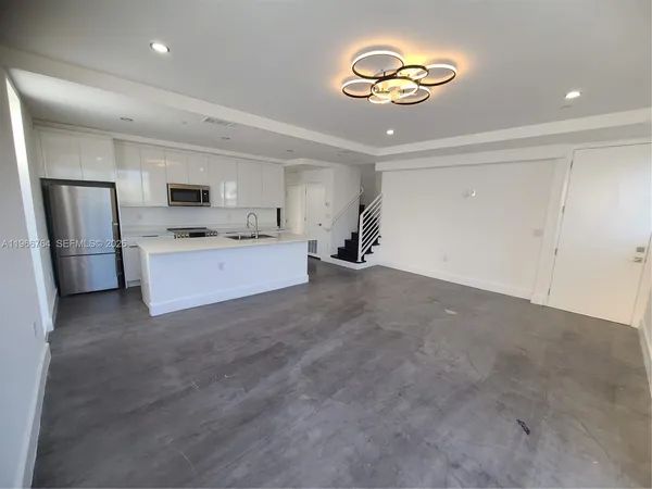 $6,000 | 825 Michigan Avenue, Unit 7, Miami Beach, FL 33139