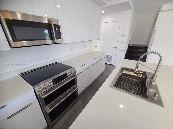 $6,000 | 825 Michigan Avenue, Unit 7, Miami Beach, FL 33139