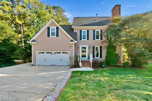 a view of a yard in front of house
