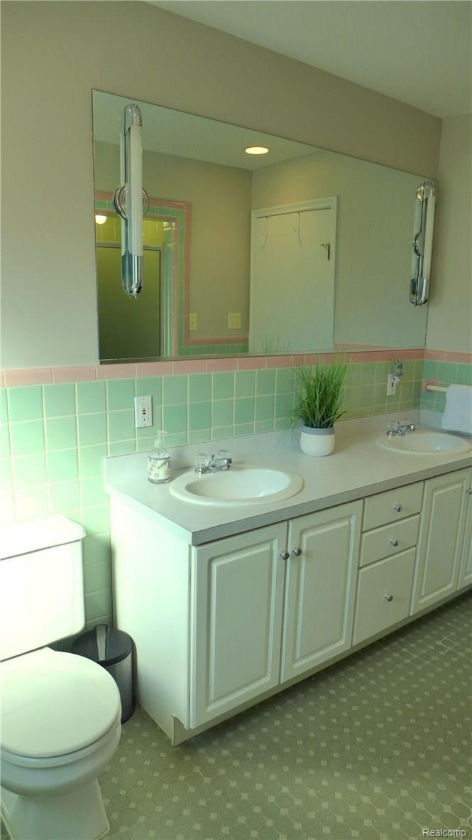 1806 Prestwick Road Grosse Pointe, MI 48236 - Photo 13 of 18 2nd floor hall bath - dual sinks,separate stall shower and tub.
