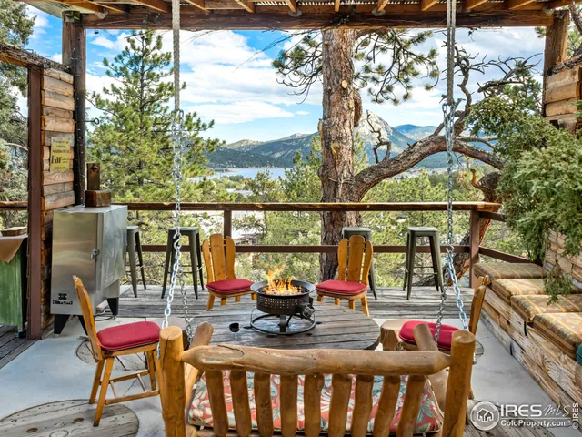 a view of sitting area with furniture