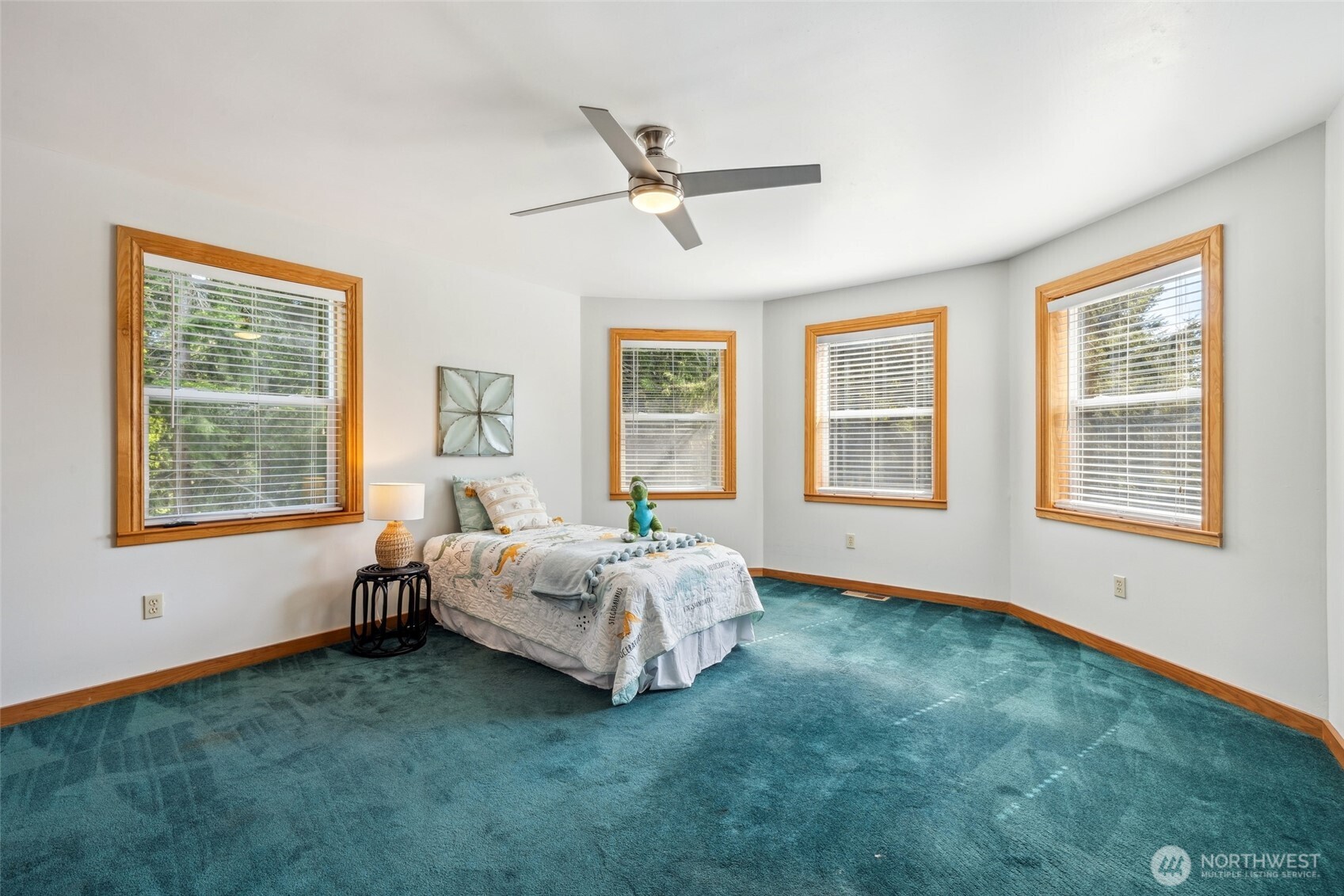 4987 Mutiny Bay Road Freeland, WA 98249 - Photo 21 of 40 a spacious bedroom with a bed and a window