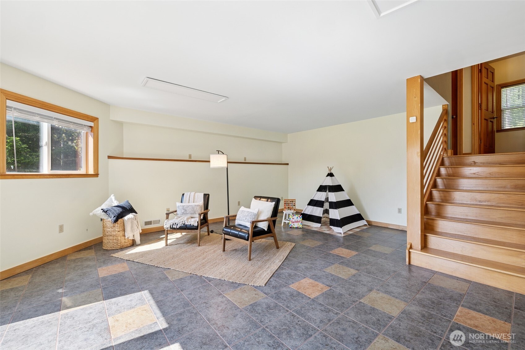 4987 Mutiny Bay Road Freeland, WA 98249 - Photo 26 of 40 a living room with furniture