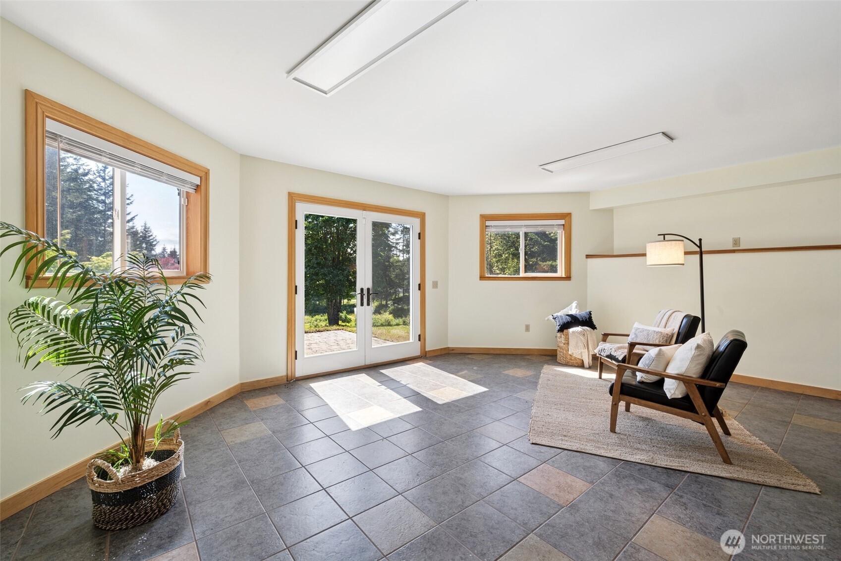 4987 Mutiny Bay Road Freeland, WA 98249 - Photo 27 of 40 a view of a livingroom with furniture and a potted plant