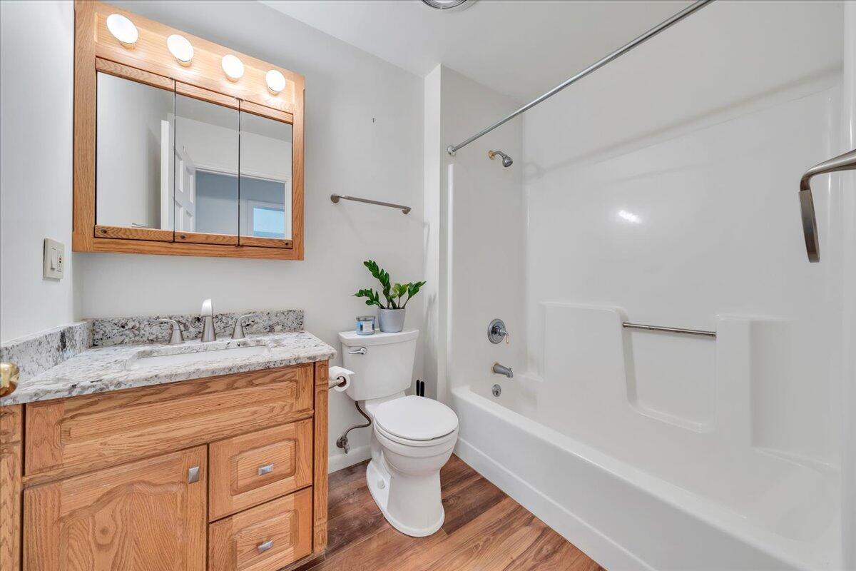 6720 Albert Road Roanoke, VA 24019 - Photo 17 of 51 Hallway Full Bathroom