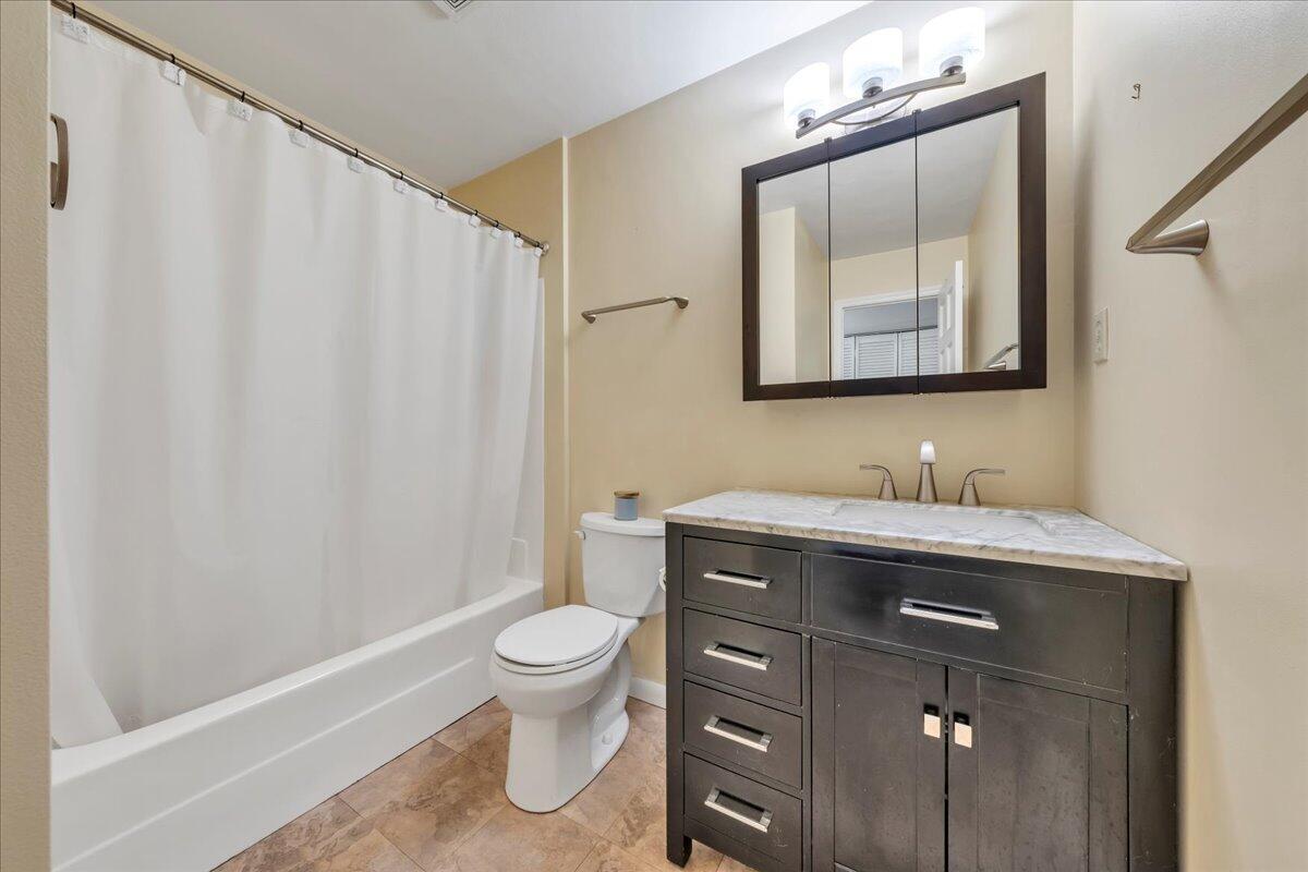 6720 Albert Road Roanoke, VA 24019 - Photo 23 of 51 Hallway Full Bathroom
