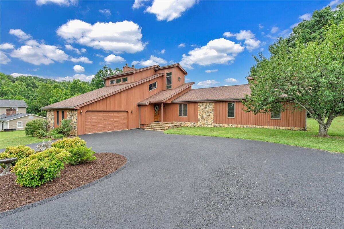 6720 Albert Road Roanoke, VA 24019 - Photo 43 of 51 Driveway and Garage