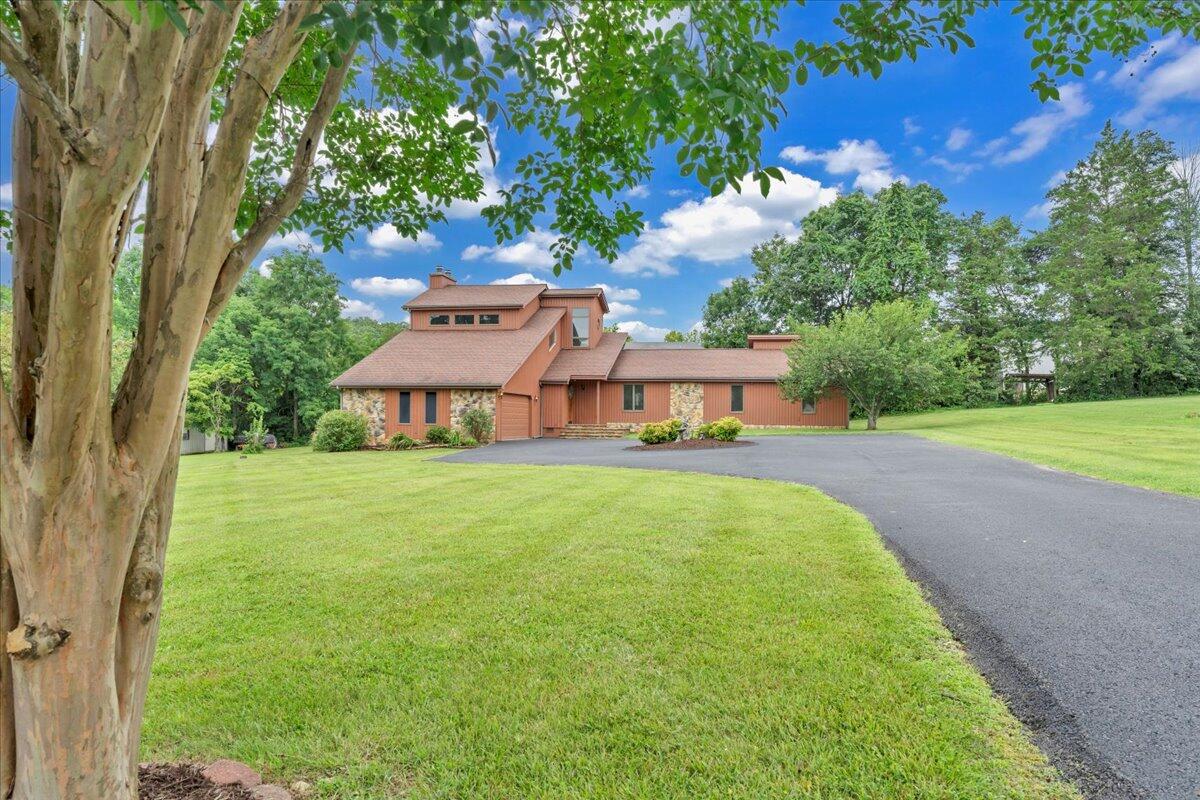 6720 Albert Road Roanoke, VA 24019 - Photo 7 of 51 Beautifully Framed Yard and House