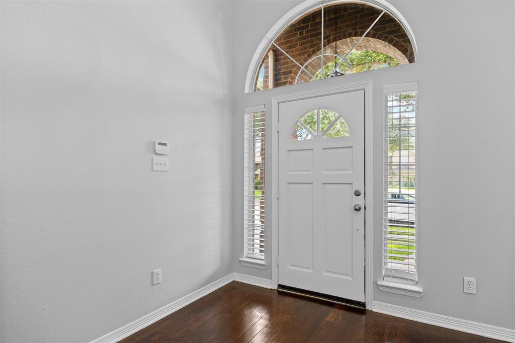 9446 Abbey Road Irving, TX 75063 - Photo 5 of 40
